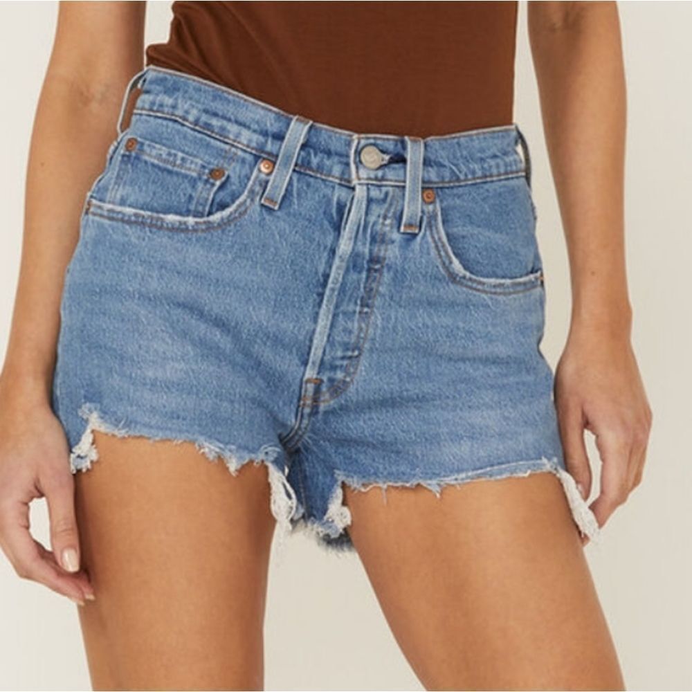 NWT Levi's Women's 501 Medium Wash High Rise Distressed Denim Shorts